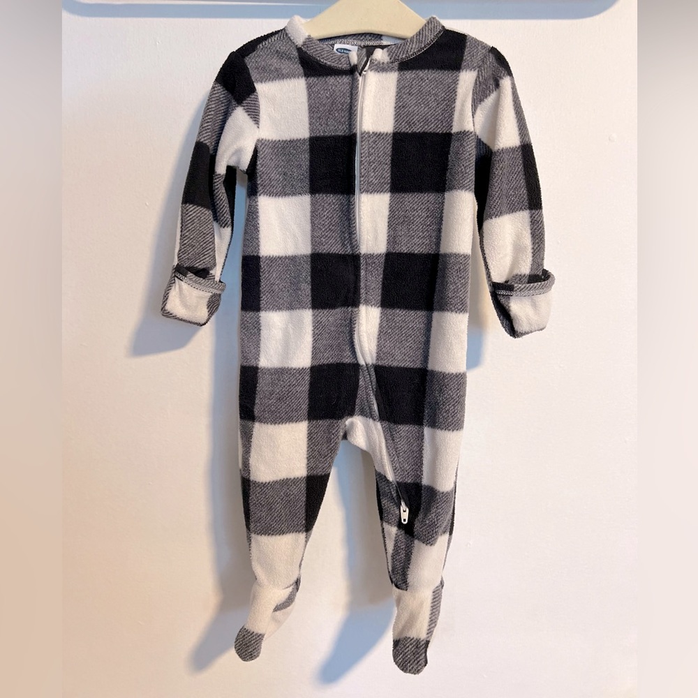 Old Navy Fleece Black and White Checkered Sleeper|Size:3-6months/6-9months - Picture 5 of 14